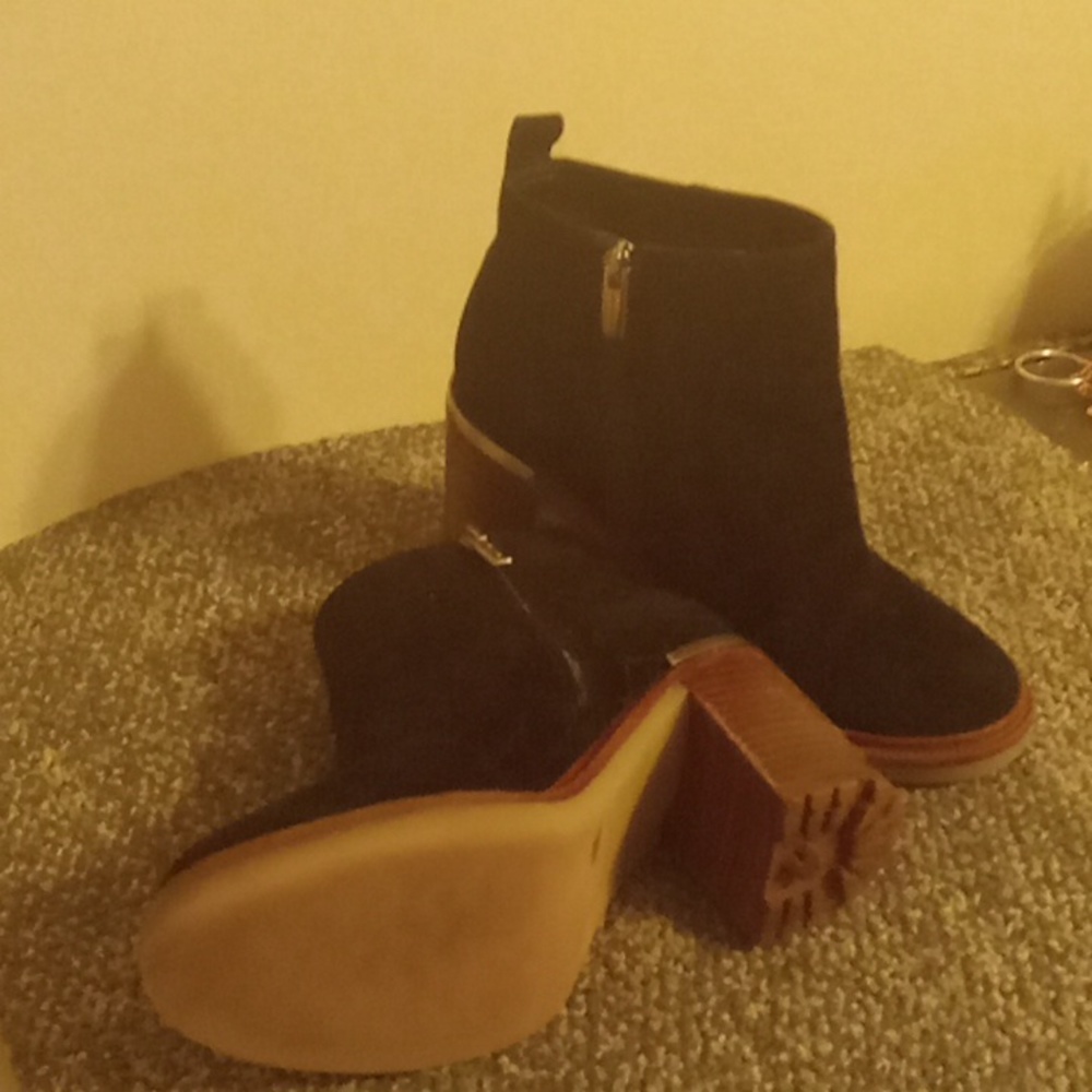 Vince Camuto Gorgan high heel ankle boot in black suede size 7 - Picture 5 of 7